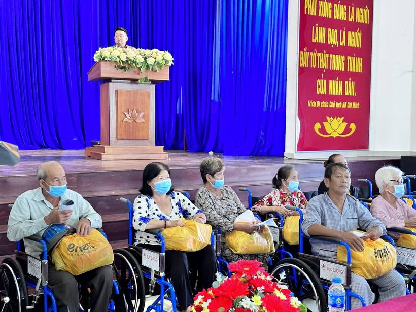 Vĩnh Long trao tặng quà cho học sinh khó khăn và người khuyết tật ảnh 1