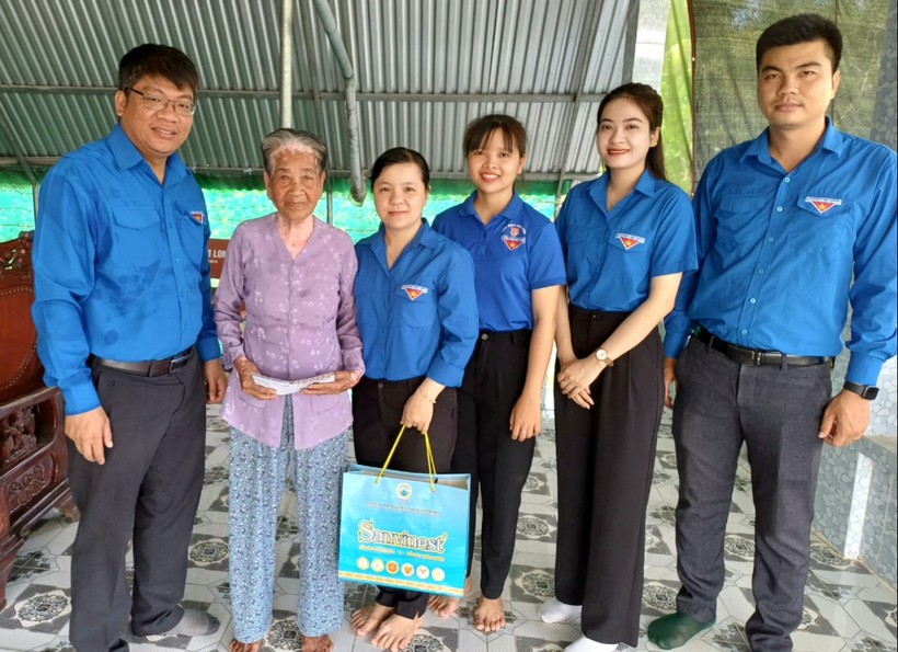 Trường ĐH SPKT Vĩnh Long tặng quà Mẹ Việt Nam anh hùng ảnh 3