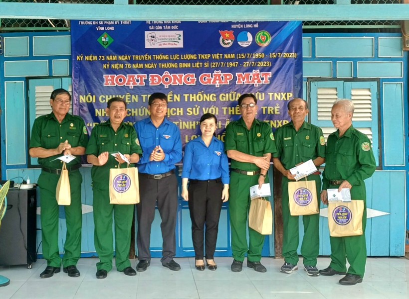 Trường ĐH SPKT Vĩnh Long tặng quà Mẹ Việt Nam anh hùng ảnh 1