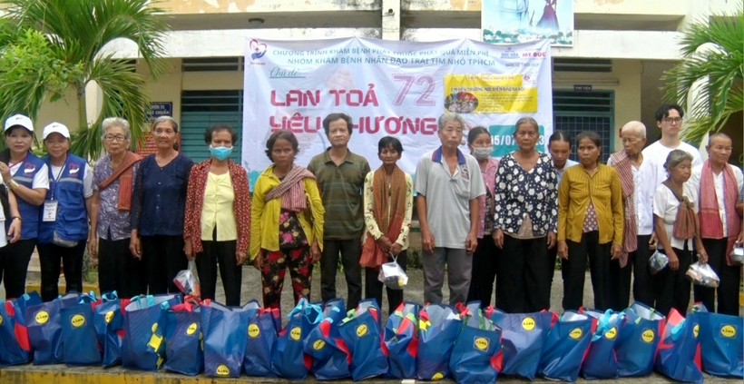 Khám bệnh, tặng quà cho 400 người dân và học sinh Khmer Tri Tôn ảnh 1