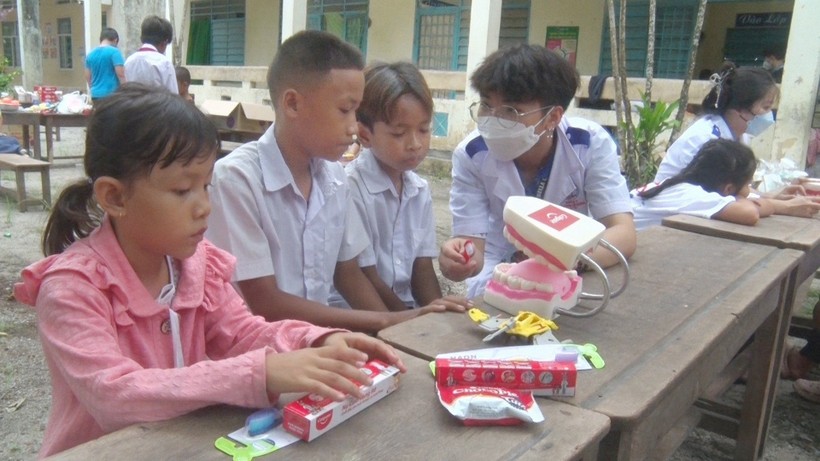 Khám bệnh, tặng quà cho 400 người dân và học sinh Khmer Tri Tôn ảnh 3