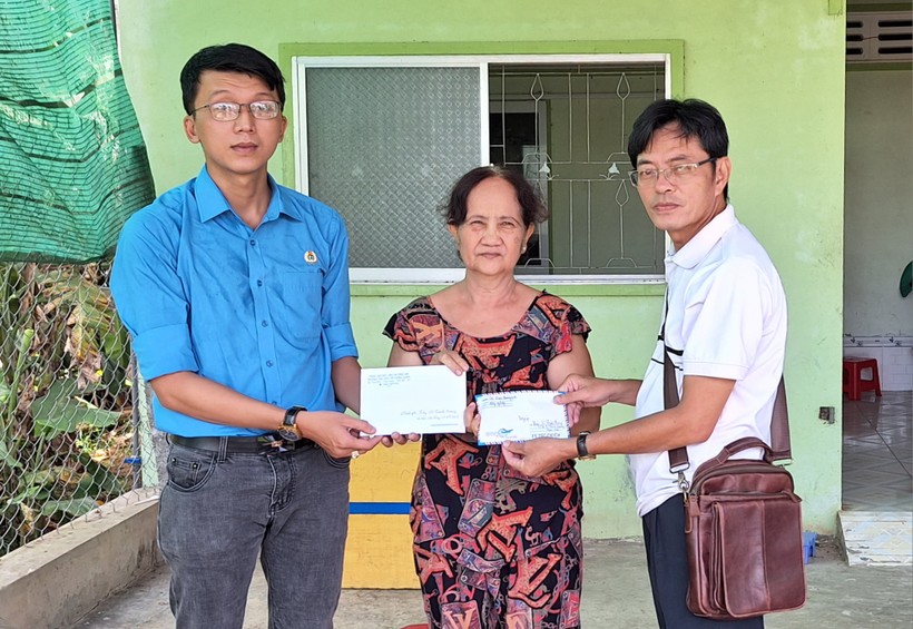 Trao tiền hỗ trợ thầy giáo ở An Giang gặp tai nạn  ảnh 1