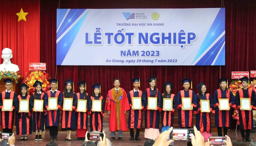 Trường Đại học An Giang vinh danh 330 tân sinh viên tốt nghiệp Xuất sắc, Giỏi  ảnh 2