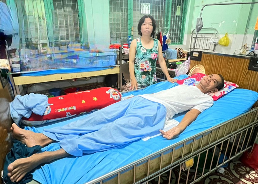 Trao tiền hỗ trợ thầy giáo ở An Giang gặp tai nạn  ảnh 3
