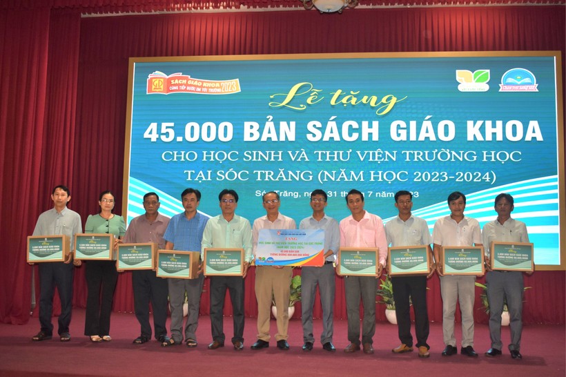 Nhà xuất bản Giáo dục Việt Nam trao tặng sách giáo khoa tại Sóc Trăng ảnh 1