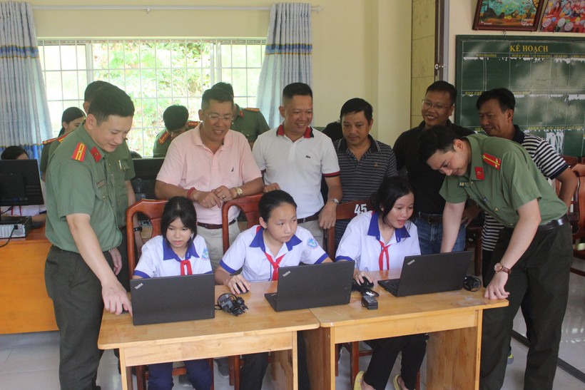 Tuổi trẻ Công an Kiên Giang triển khai công trình 'Phòng máy tính cho em' ảnh 1