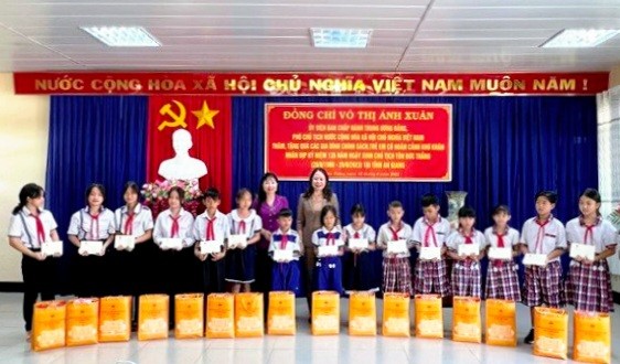 Phó Chủ tịch nước Võ Thị Ánh Xuân tặng quà gia đình chính sách và học sinh ảnh 1