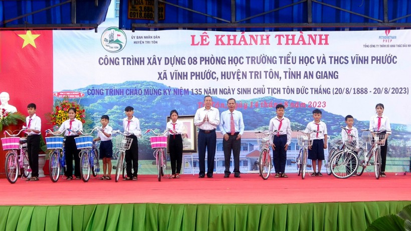 Phó Chủ tịch nước Võ Thị Ánh Xuân dự Lễ khánh thành Trường TH&THCS Vĩnh Phước ảnh 3