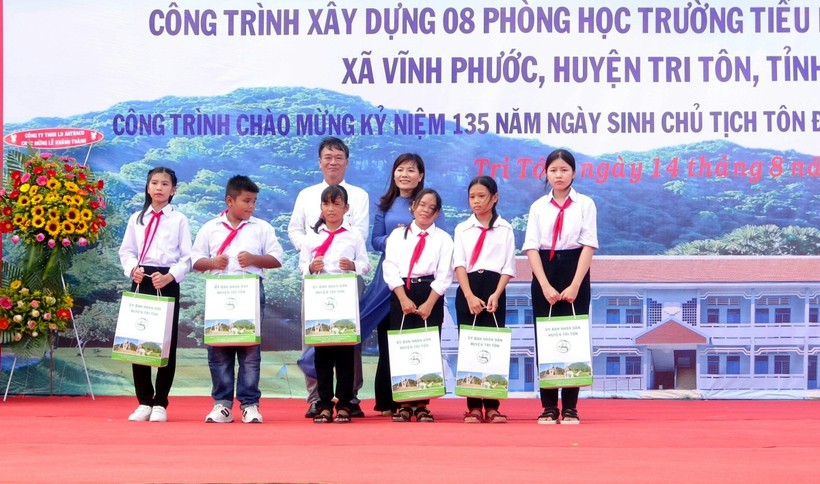 Phó Chủ tịch nước Võ Thị Ánh Xuân dự Lễ khánh thành Trường TH&THCS Vĩnh Phước ảnh 4