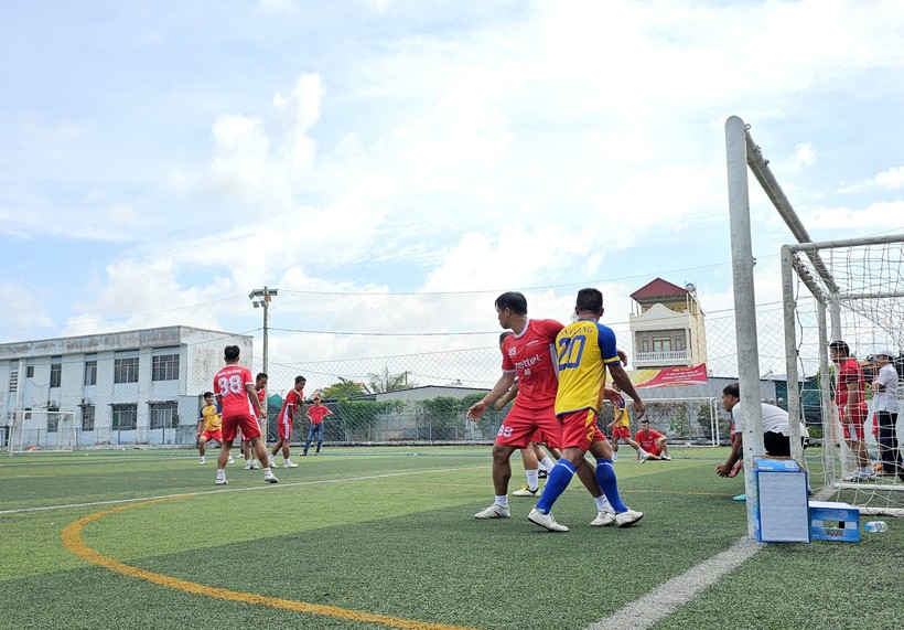 An Giang tổ chức giải bóng đá kỷ niệm 135 năm Ngày sinh Chủ tịch Tôn Đức Thắng ảnh 2