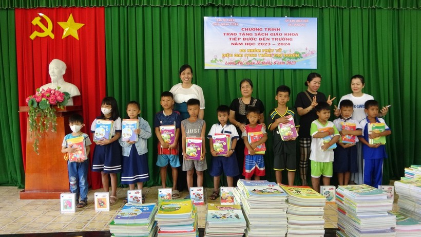 Trao tặng SGK và tập vở cho học sinh dân tộc Khmer huyện miền núi Tri Tôn  ảnh 1