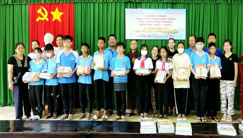 Trao tặng SGK và tập vở cho học sinh dân tộc Khmer huyện miền núi Tri Tôn  ảnh 2