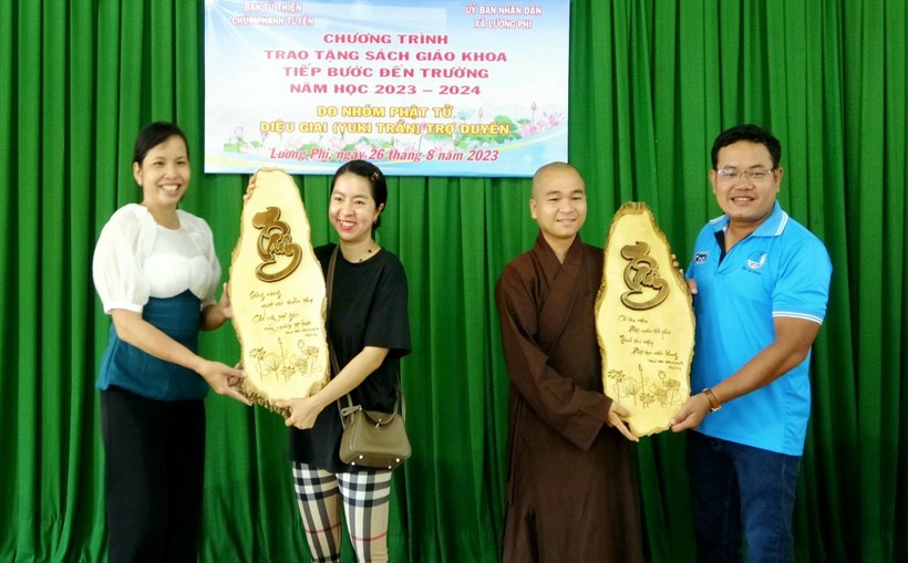 Trao tặng SGK và tập vở cho học sinh dân tộc Khmer huyện miền núi Tri Tôn  ảnh 3