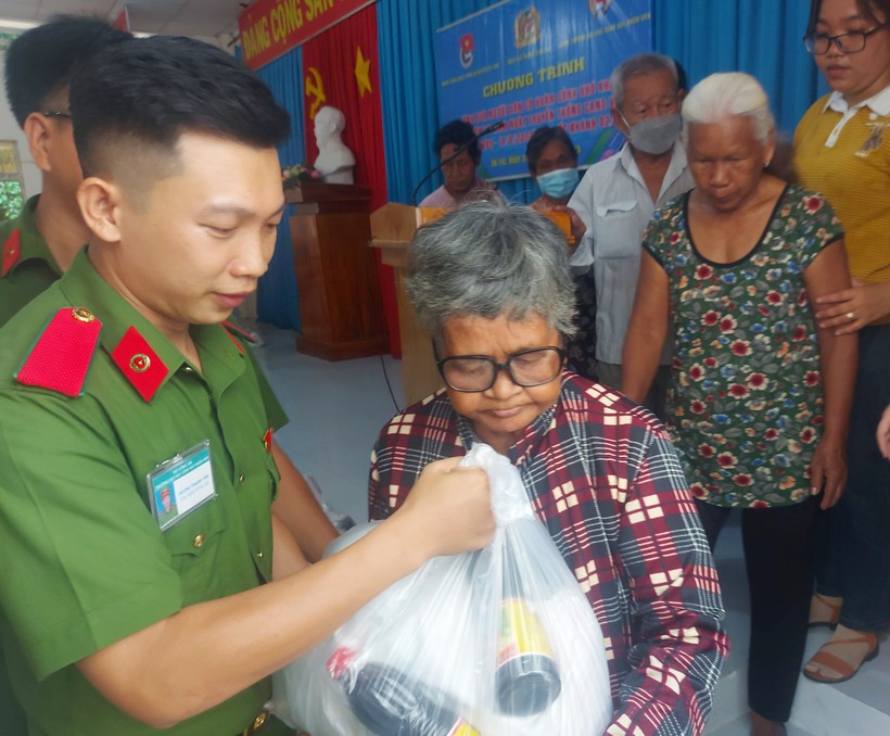 Trao tặng 500 phần quà cho người dân khó khăn huyện Tri Tôn  ảnh 2