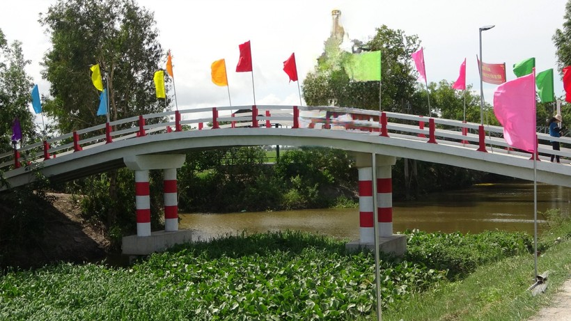 An Giang xây dựng cầu nông thôn tạo điều kiện cho học sinh đến trường  ảnh 1