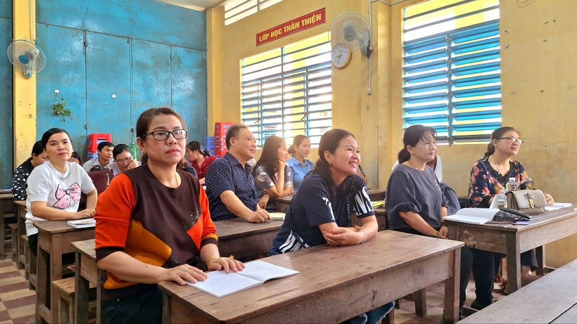 Viên chức tham dự Hội nghị bồi dưỡng chính trị hè 2023 tại điểm cầu Trường Tiểu học A thị trấn Phú Hòa (Thoại Sơn, An Giang). ảnh 2