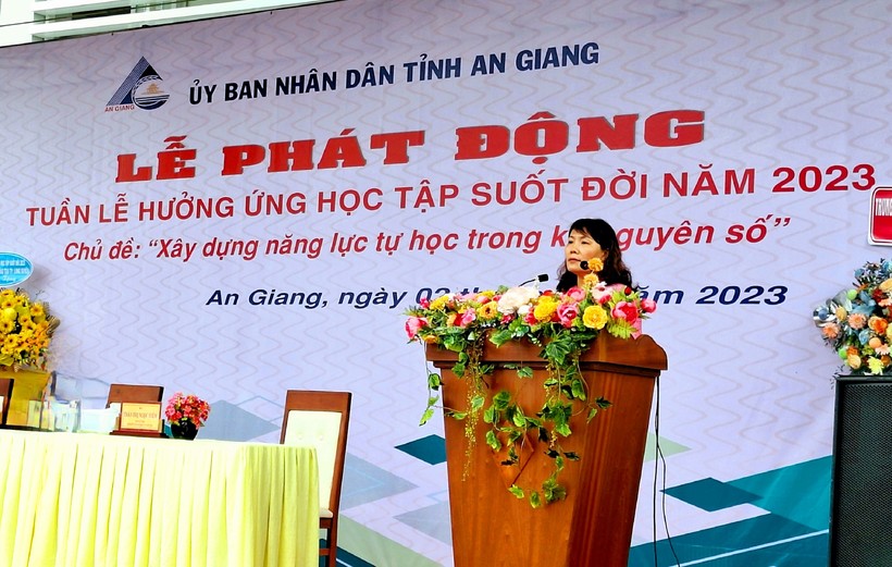 Giám đốc Sở GD&ĐT An Giang Trần Thị Ngọc Diễm phát biểu đề dẫn tại Lễ phát động. ảnh 3