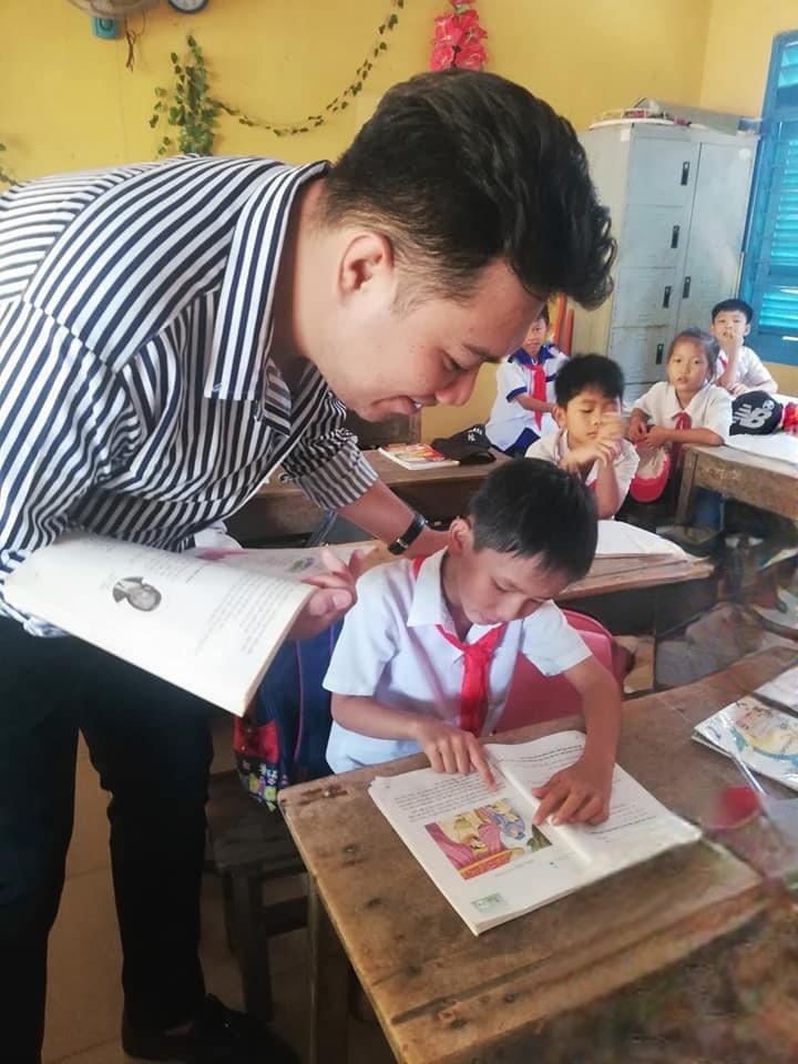 Thầy giáo Lê Văn Danh luôn gần gũi và tận tụy với học trò. (Ảnh: NVCC)