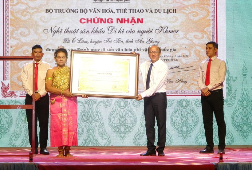 Ông Trương Bá Trạng - Phó Giám đốc Sở VH-TT&DL An Giang trao Bằng Chứng nhận của Bộ trưởng Bộ VH-TT&DL cho địa phương.