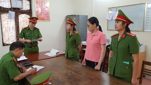 Cơ quan CSĐT tống đạt các Quyết định khởi tố vụ án, khởi tố bị can đối với Nguyễn Thị Hồng Trang. Ảnh: Công an tỉnh Hà Giang