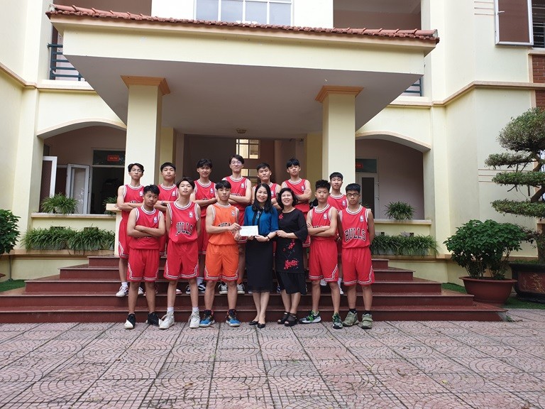 Thông qua Phòng GD&ĐT Vĩnh Yên, đội bóng rổ nam học sinh thành phố gửi tặng tiền thưởng để ủng hộ miền Trung