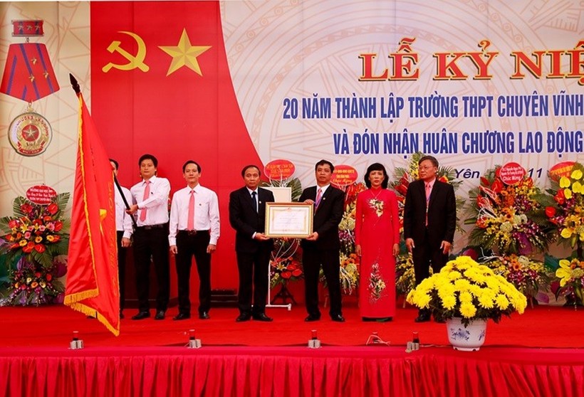 Nhà giáo Ưu tú (NGU) - Hiệu trưởng Lê Anh Tuấn (bìa phải) trong buổi lễ kỉ niệm 20 năm thành lập trường THPT Chuyên Vĩnh Phúc và đón nhận Huân chương lao động hạng Nhất. 