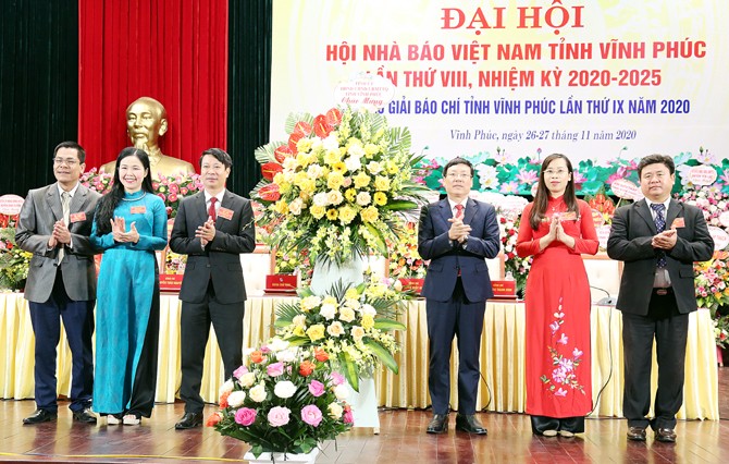 Chủ tịch UBND tỉnh Vĩnh Phúc Lê Duy Thành tặng hoa chúc mừng Đại hội