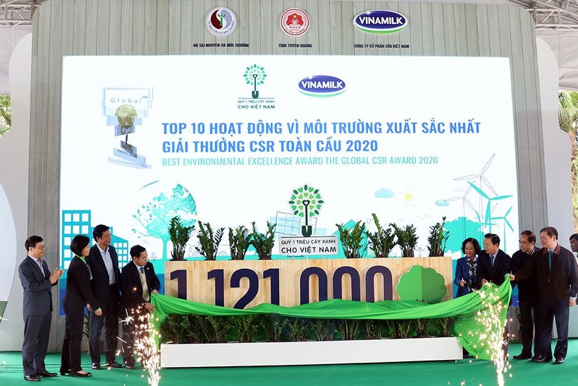 Nghi thức đánh dấu chương trình Quỹ 1 triệu cây xanh cho Việt Nam đã chạm mốc trồng 1 triệu cây xanh. Ảnh: Khương Trung
