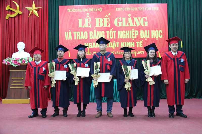 Đại diện Trường ĐH Mở Hà Nội và lãnh đạo Trung tâm GDTX Vĩnh Phúc trao bằng tốt nghiệp cho các học viên 