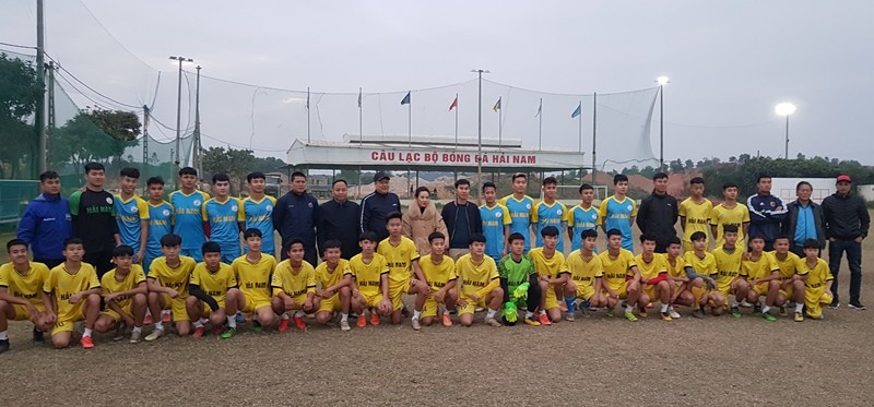 Bí thư Thành ủy Vĩnh Yên Nguyễn Ngọc Bình chụp ảnh cùng các cầu thủ CLB bóng đá Hải Nam