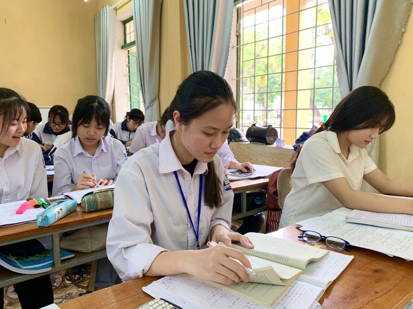 Học sinh Trường THPT Nguyễn Viết Xuân (Vĩnh Tường, Vĩnh Phúc) trong giờ ôn tập