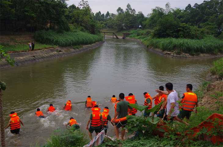 Cán bộ, chiến sĩ Trung tâm Huấn luyện BĐBP tìm kiếm nạn nhân bị đuối nước. Ảnh: Nguyễn Hào