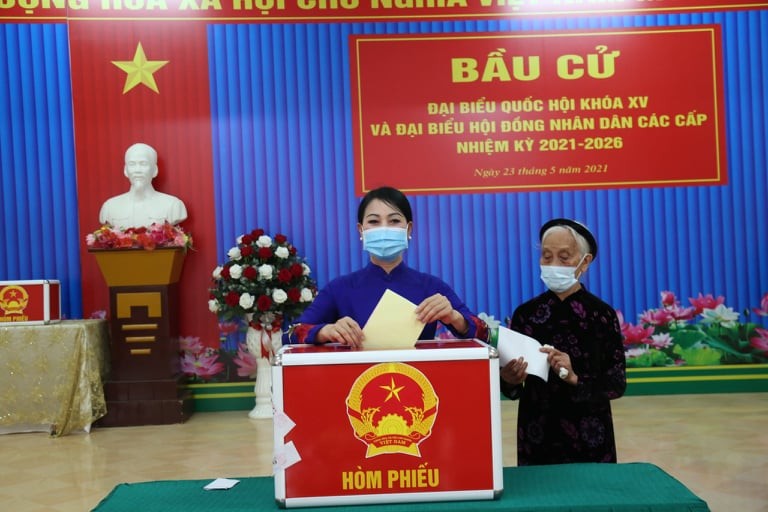 Bí thư Tỉnh ủy Vĩnh Phúc Hoàng Thị Thúy Lan bỏ phiếu tại phường Ngô Quyền, TP. Vĩnh Yên