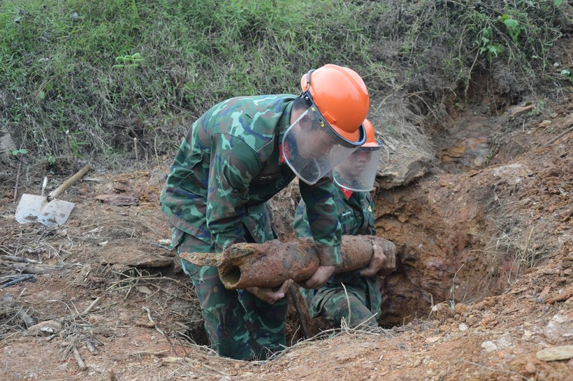 Rà phá bom mìn tại vườn gia đình ông Nguyễn Văn Nho. Ảnh: Quốc Hoàn (BCH Quân sự tỉnh Hà Giang)