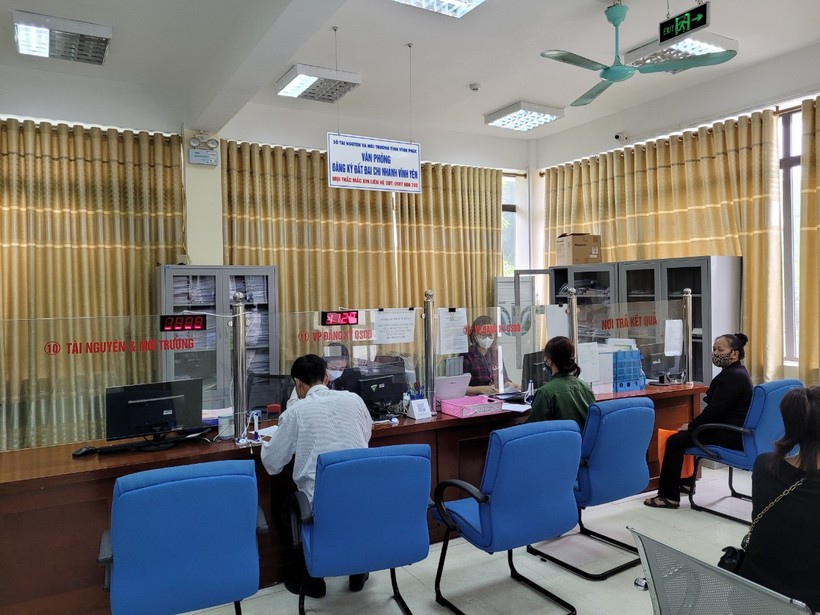 Người dân đến giao dịch tại bộ phận một cửa - Văn phòng ĐKĐĐ chi nhánh thành phố Vĩnh Yên