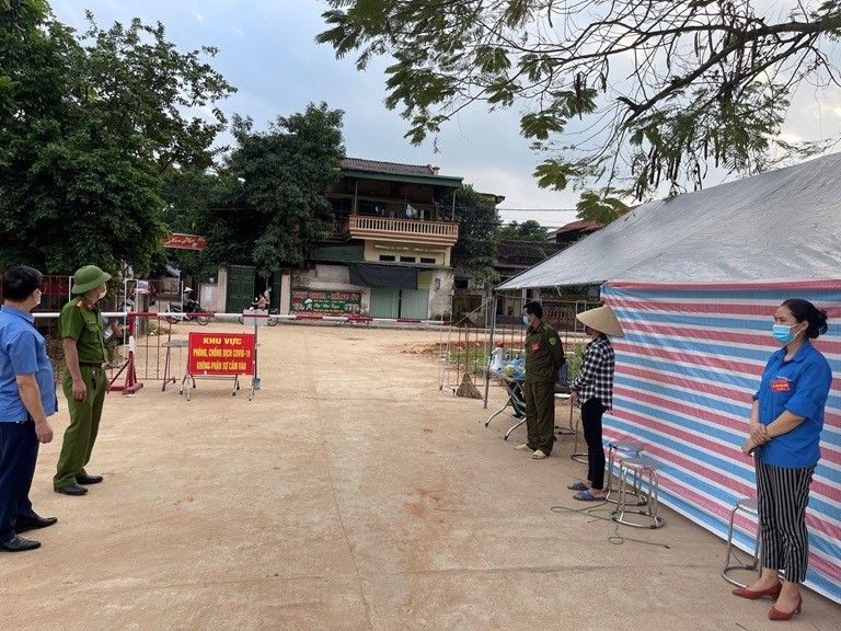 Chốt kiểm soát dịch bệnh tại thôn Lâm Xuyên 2, xã Tam Hồng, huyện Yên Lạc