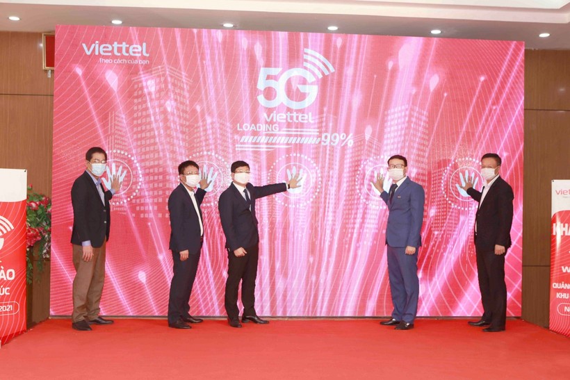 Chủ tịch UBND tỉnh Vĩnh Phúc Lê Duy Thành (ở giữa) cùng các đại biểu nhấn biểu tượng khai trương thử nghiệm hệ thống 5G.