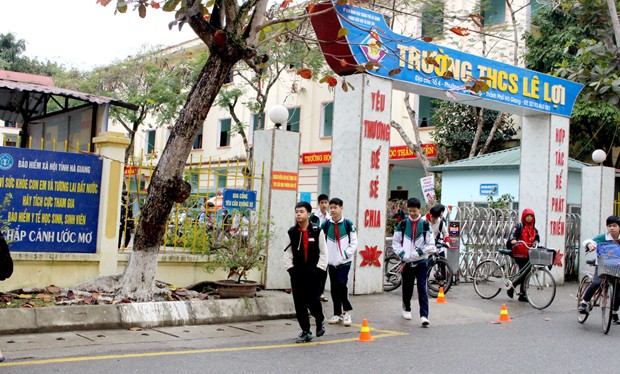 Trường THCS Lê Lợi (thành phố Hà Giang) kẻ vạch phân luồng giao thông trong sân và ngoài cổng trường. Ảnh: Hoàng Yến (tư liệu)