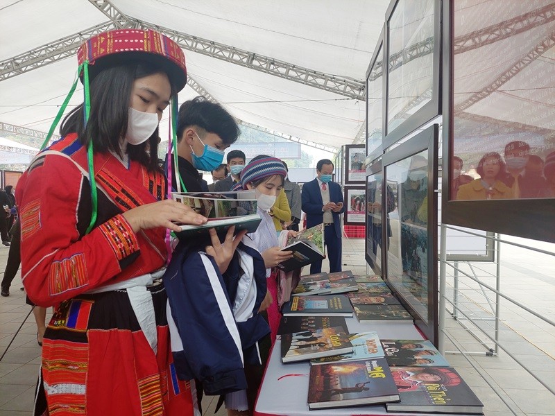Các em học sinh tìm hiểu về phong tục tập quán các dân tộc tại triển lãm.