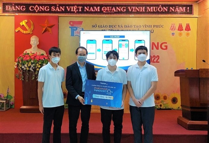Lãnh đạo Trường ĐH Phenikaa trao tài trợ cho đại diện nhóm tác giả dự án. Ảnh: Thu Trang