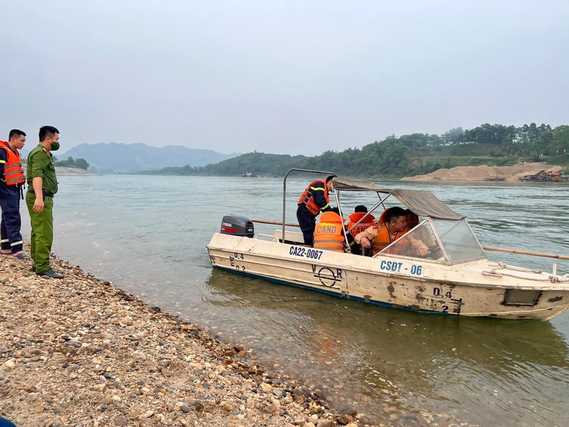 Lực lượng cứu hộ cứu nạn tỉnh Tuyên Quang tìm kiếm nạn nhân mất tích. Ảnh: Công an tỉnh Tuyên Quang.