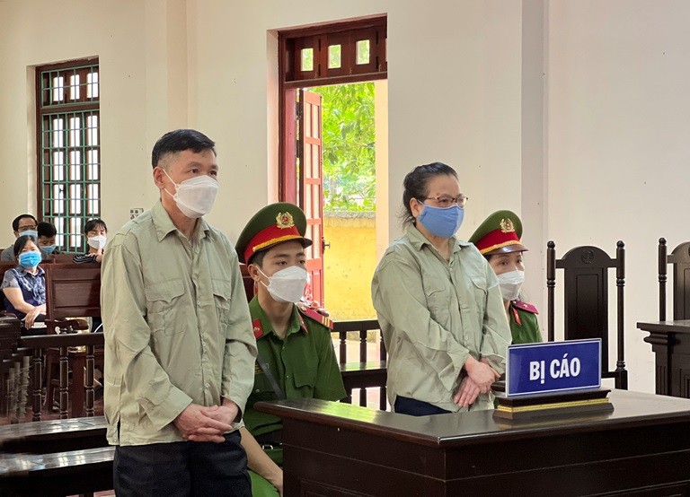Bị cáo Đỗ Thị Hải Yến và Nguyễn Tuấn Anh tại phiên tòa