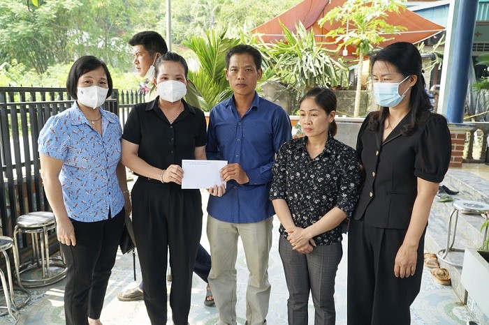 Lãnh đạo UBND TP Tuyên Quang trao tiền hỗ trợ cho gia đình Nhữ Đình Sơn. Ảnh: Thanh Xuân (TP Tuyên Quang).