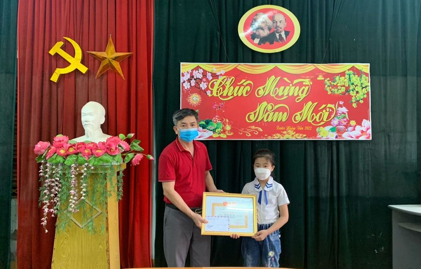 Nhà trường trao giấy khen đột xuất cho em Dương Thu Hà