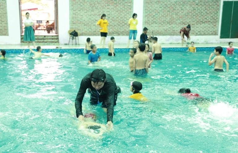 Trẻ được dạy bơi miễn phí tại huyện vĩnh Tường
