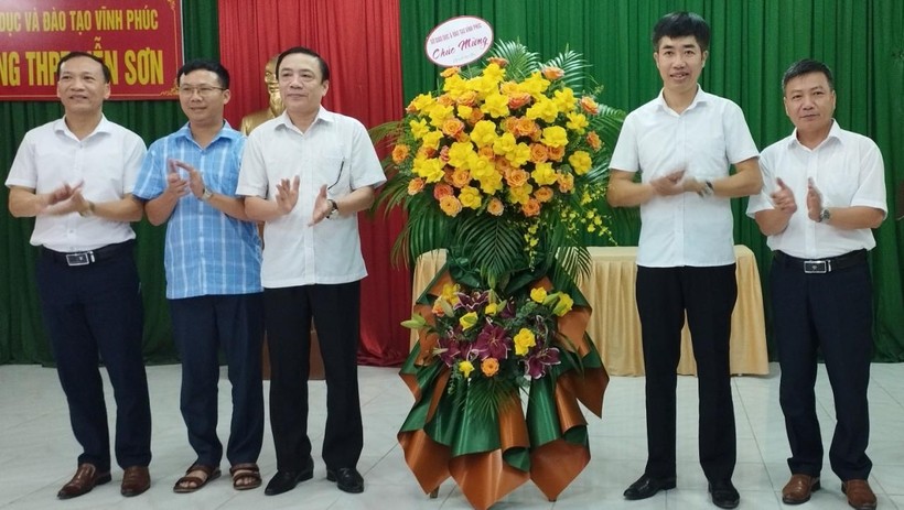 Lãnh đạo Sở GD&ĐT Vĩnh Phúc tặng hoa chúc mừng Trường THPT Liễn Sơn