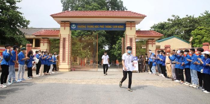 Những thí sinh đầu tiên ra về sau khi hoàn thành môn thi Ngữ văn tại điểm thi Trường THPT Tam Nông