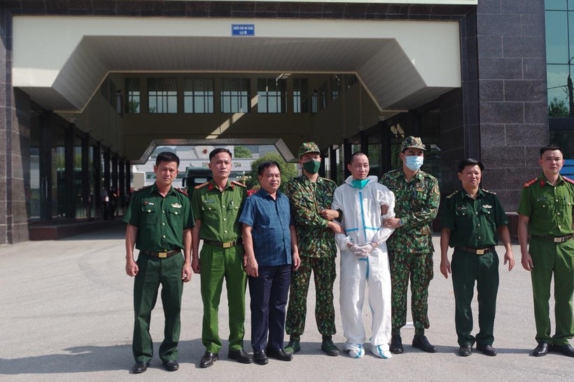 Lực lượng chức năng bắt giữ Vàng Vản Hờ. Ảnh: Công an tỉnh Hà Giang