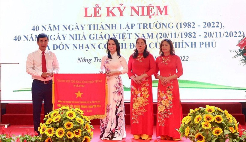 Thừa ủy quyền của Thủ tướng Chính phủ ông Hồ Đại Dũng - Phó Chủ tịch UBND tỉnh Phú Thọ trao Cờ thi đua cho Trường Tiểu học Đinh Tiên Hoàng.
