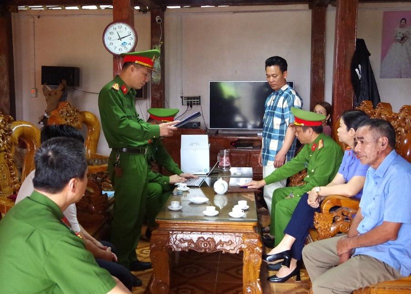 Cơ quan CSĐT công bố lệnh khám xét nơi ở đối với Nguyễn Văn Toát. Ảnh: Công an tỉnh Hà Giang